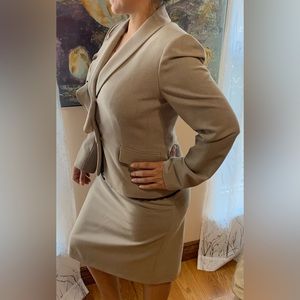 Tahari Arthur Levine 2 piece suit taupe size 6